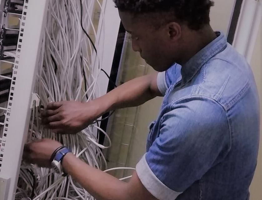 Technicien en cours de contrôle à l'atelier